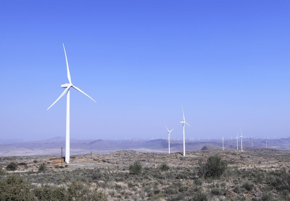這是在南非北開普省德阿鎮(zhèn)拍攝的德阿風(fēng)電項目風(fēng)機(jī)（2023年8月10日攝）。由中國龍源電力集團(tuán)南非公司運(yùn)營的德阿風(fēng)電項目每年發(fā)電量超過7.5億千瓦時，相當(dāng)于節(jié)約20多萬噸標(biāo)準(zhǔn)煤，減排二氧化碳約70萬噸。