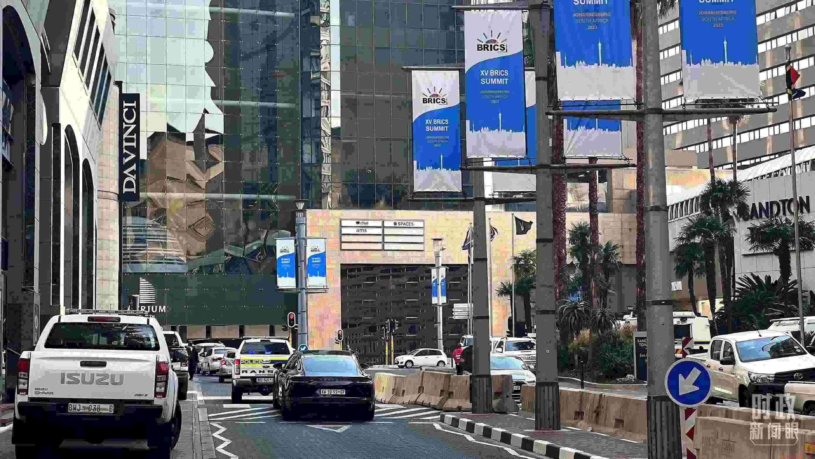 △約翰內(nèi)斯堡街頭的金磚元素。（總臺央視記者程鋮拍攝）