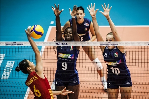 中國隊球員莊宇珊(左)在比賽中。圖片來源：國際排聯(lián)