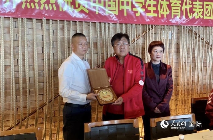 巴西中國和平統(tǒng)一促進(jìn)會會長王俊曉向中國中學(xué)生體育代表團(tuán)團(tuán)長劉立新贈送紀(jì)念品。人民網(wǎng)記者 宋亦然攝