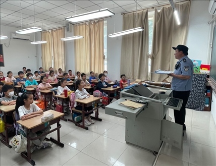 趙超剛在呼家樓中心小學(xué)為學(xué)生們講法治課。受訪者供圖