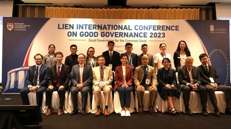 與會嘉賓和新書的編者及章節(jié)作者合影。新加坡南洋理工大學(xué)供圖