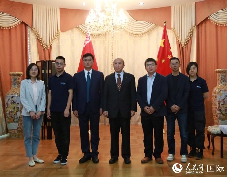 謝小用大使與人民網(wǎng)記者合影。