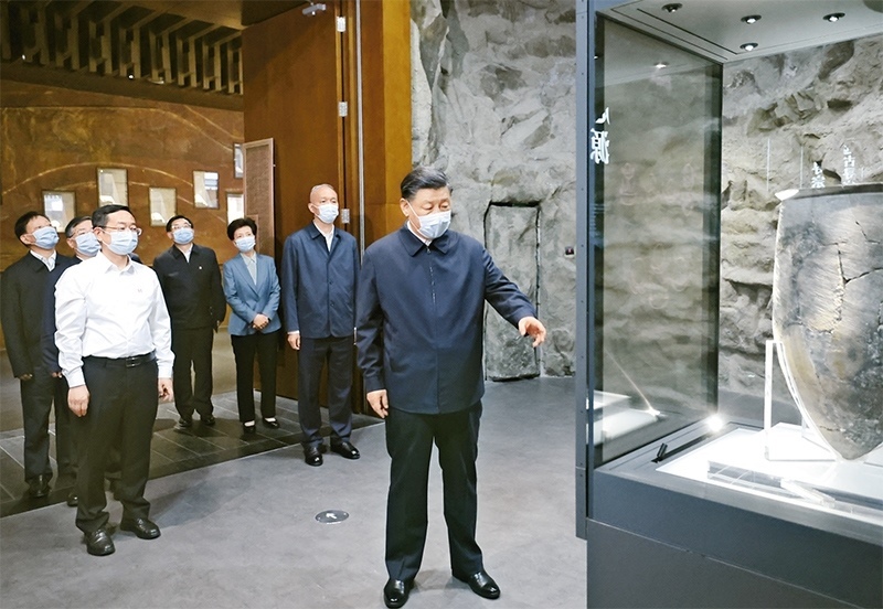 2023年6月2日，中共中央總書(shū)記、國(guó)家主席、中央軍委主席習(xí)近平在北京出席文化傳承發(fā)展座談會(huì)并發(fā)表重要講話(huà)。這是座談會(huì)前，習(xí)近平2日下午在中國(guó)歷史研究院考察。 新華社記者 鞠鵬/攝
