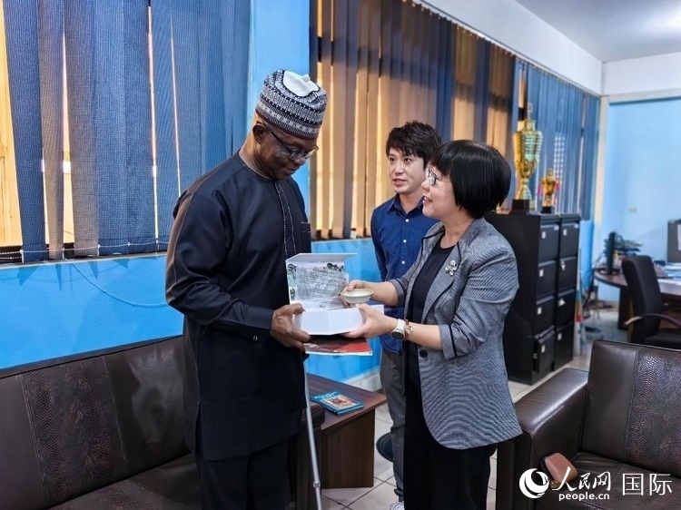 人民網(wǎng)監(jiān)事會(huì)主席唐維紅（右一）帶隊(duì)訪問尼日利亞通訊社，與該社總裁布克·龐勒（左一）交流。人民網(wǎng)記者 陳星星攝
