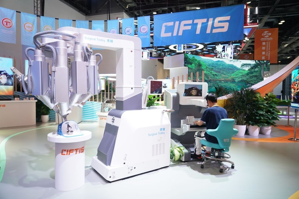 這是9月1日在國(guó)家會(huì)議中心拍攝的一款單孔腔鏡手術(shù)機(jī)器人。新華社記者 任超 攝