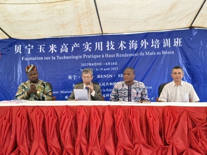 8月9日，2023年貝寧“玉米高產(chǎn)實(shí)用技術(shù)培訓(xùn)班”開班儀式在位于塞梅波吉市的中國援貝寧農(nóng)業(yè)技術(shù)示范中心舉行。