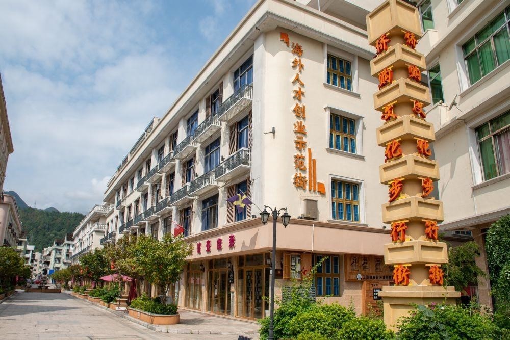 浙江溫州文成縣玉壺鎮(zhèn)是全國著名僑鄉(xiāng)。近年來，當(dāng)?shù)胤e極搭建平臺，吸引華僑回鄉(xiāng)創(chuàng)業(yè)。圖為該鎮(zhèn)的海外人才創(chuàng)業(yè)示范街