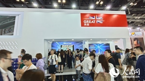 9月3日，英國館吸引參展觀眾駐足。人民網(wǎng)記者 趙雯博攝