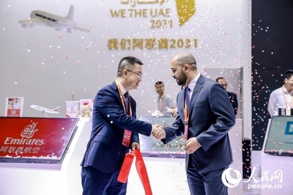 9月3日，阿聯(lián)酋駐華大使館臨時代辦、副館長哈利德·沙赫參贊與中國貿(mào)促會聯(lián)絡(luò)部二級巡視員楊曉軍揭幕阿聯(lián)酋國家館。圖片由阿聯(lián)酋駐華大使館提供