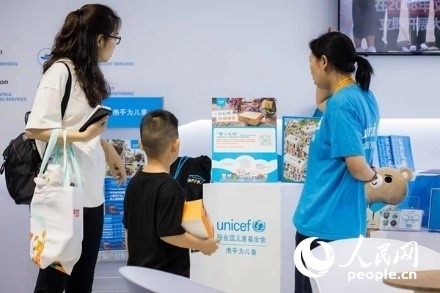 9月2日，觀眾駐足聯(lián)合國兒童基金會展館。圖片由聯(lián)合國兒童基金會提供