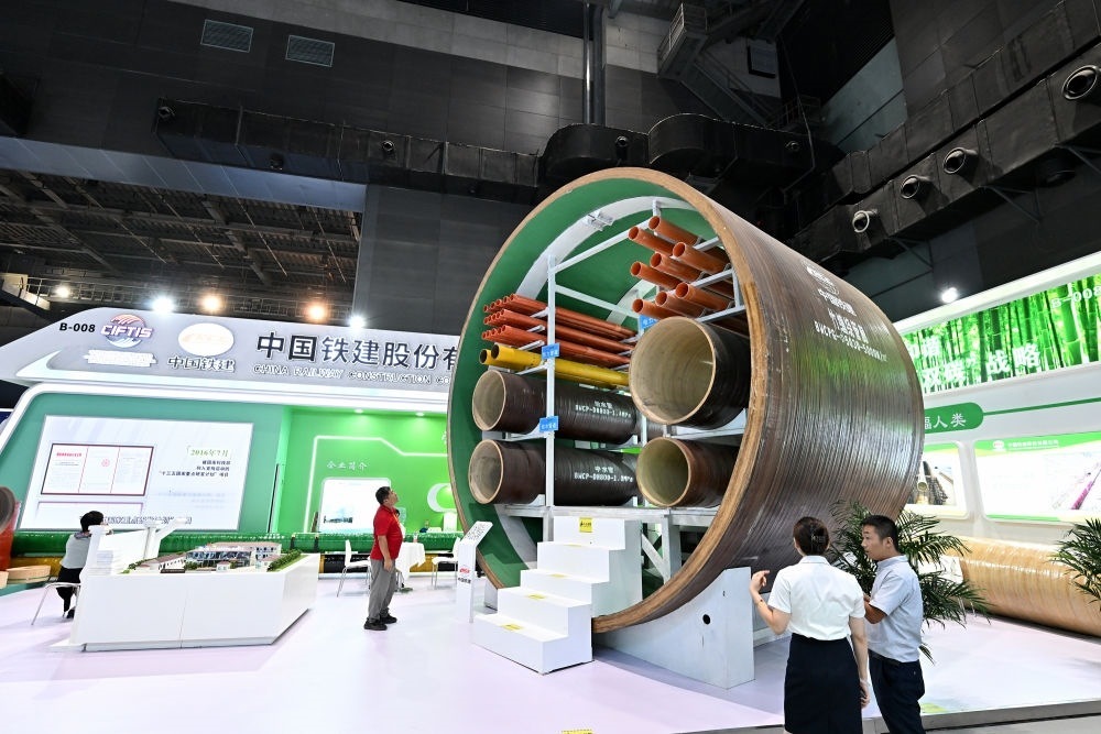 9月2日，在國(guó)家體育館舉行的服貿(mào)會(huì)環(huán)境服務(wù)專題展上，客商在中國(guó)鐵建展位竹纏繞管廊旁了解信息。新華社記者 李鑫 攝