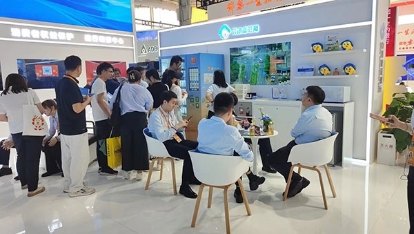 銀行機(jī)構(gòu)“勞動(dòng)者港灣”的服務(wù)理念，吸引觀展群眾上前咨詢。人民網(wǎng)記者 李彤?dāng)z