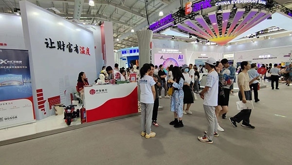 在銀行展臺(tái)，“溫度”成為了高頻詞匯。人民網(wǎng)記者 李彤?dāng)z