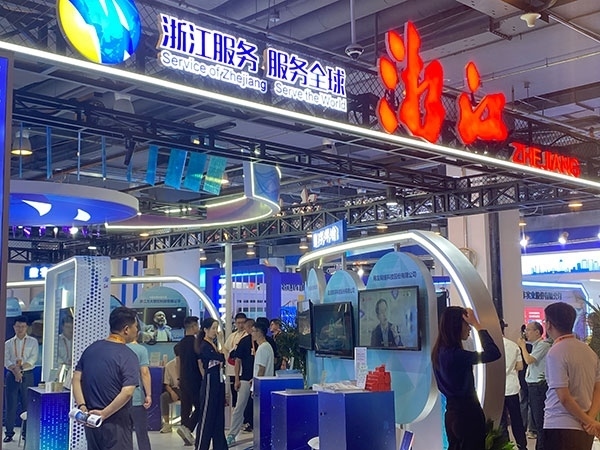 在浙江省交易團(tuán)展區(qū)，數(shù)字支付技術(shù)吸引了觀展群眾的目光。人民網(wǎng)記者 李彤?dāng)z