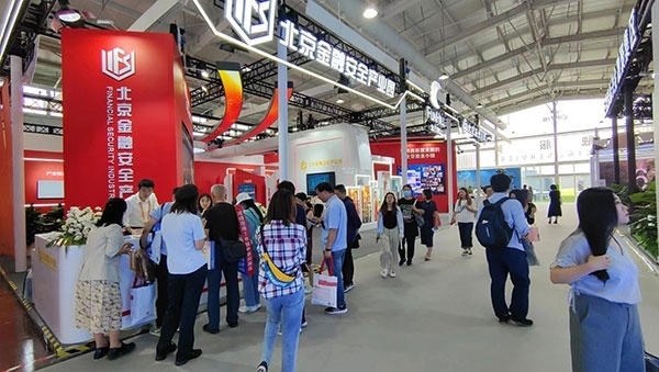 金融安全、投資者教育是金融服務(wù)展區(qū)知識(shí)科普的重要展示環(huán)節(jié)。人民網(wǎng)記者 李彤?dāng)z