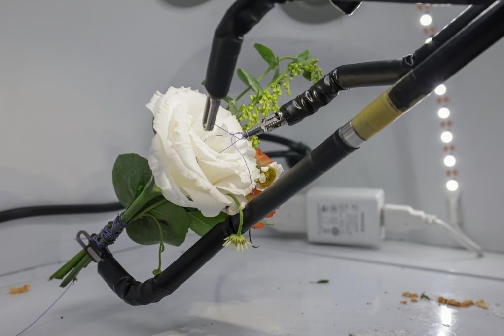 9月4日，在服貿(mào)會首鋼園區(qū)北京友誼醫(yī)院展臺，圖邁單臂腔鏡手術(shù)機(jī)器人用手術(shù)線打結(jié)。新華社記者 張玉薇 攝