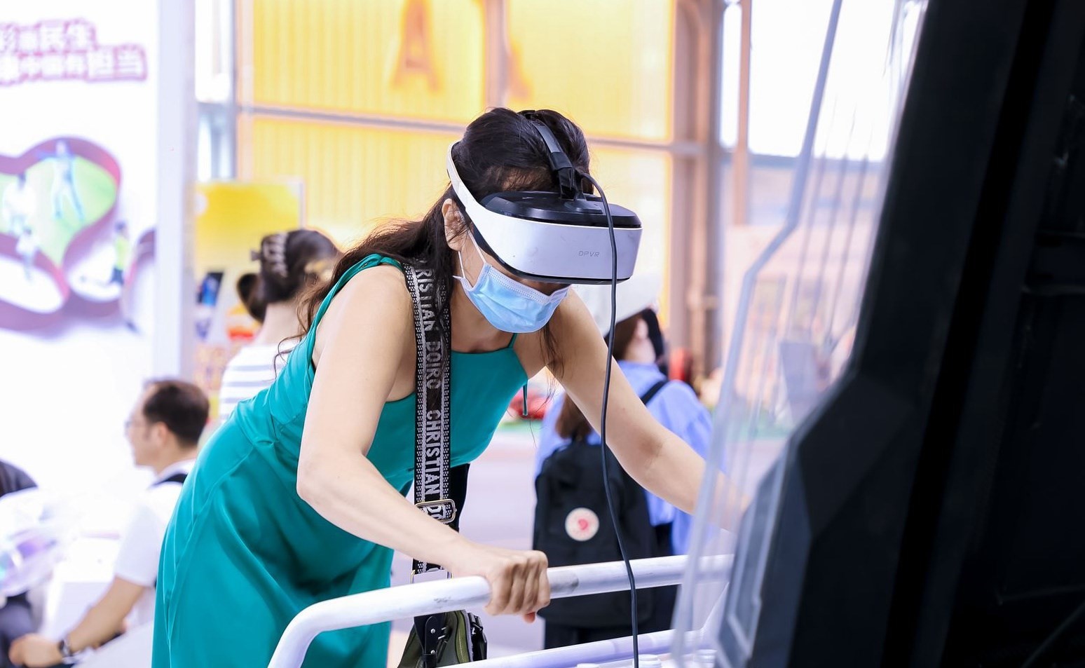 觀眾參與AI體驗(yàn)。圖片來源：中國(guó)國(guó)際服務(wù)貿(mào)易交易會(huì)