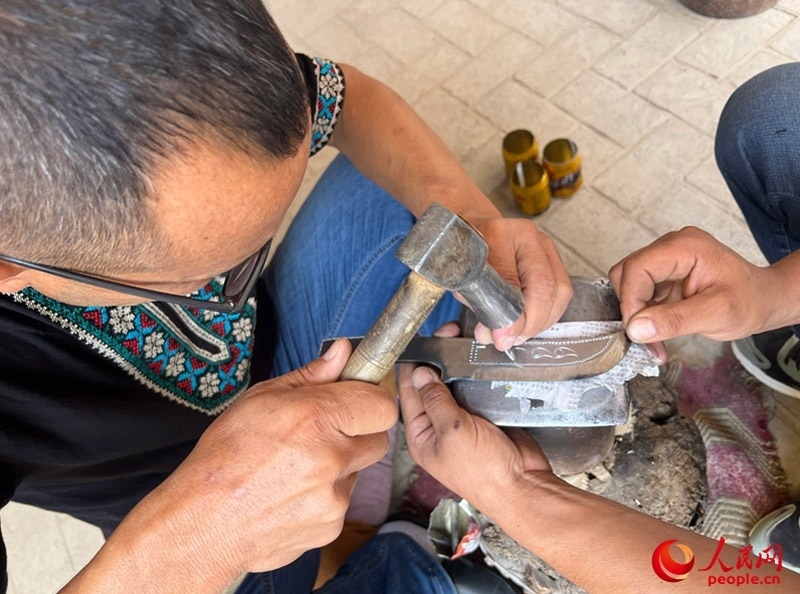 手工制作英吉沙小刀。人民網(wǎng)記者 常雪梅攝
