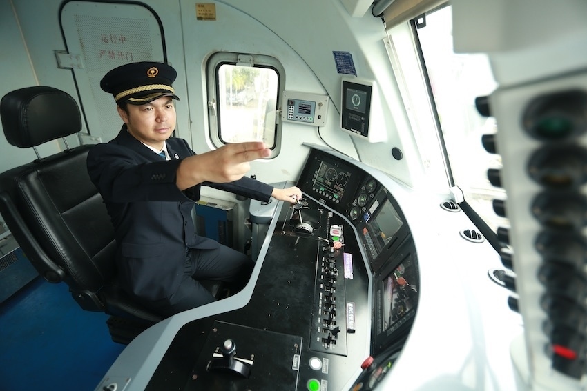 發(fā)車前，仲俊斕確認(rèn)儀表、指示燈狀態(tài)正常。成都機務(wù)段供圖