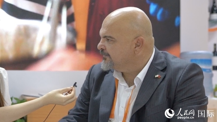 塞浦路斯首席經(jīng)濟(jì)商務(wù)參贊歐陽路接受記者采訪。人民網(wǎng) 王禹蘅攝