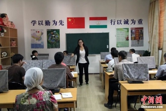 2014年，塔吉克斯坦國立民族大學(xué)的孔子學(xué)院內(nèi)，教師正在為塔吉克斯坦學(xué)生授課。田冰 攝