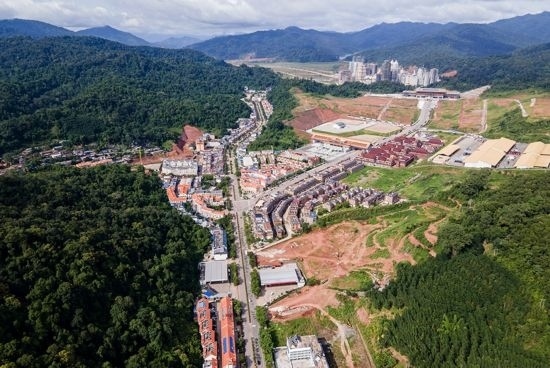 磨憨口岸俯瞰，右前方高層白色建筑群為老撾境內(nèi)。人民網(wǎng)記者 符皓攝