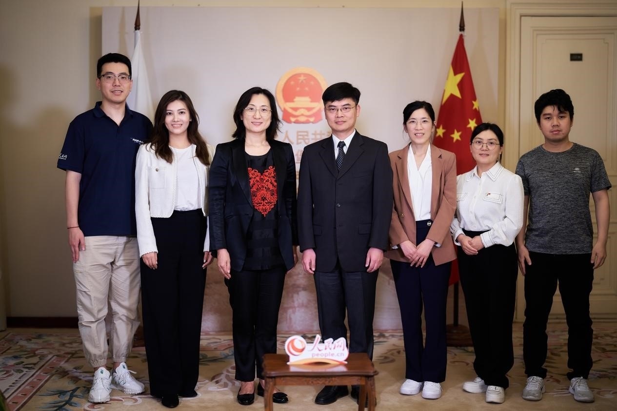 中國(guó)駐圣彼得堡副總領(lǐng)事張曉慶（左四）與人民網(wǎng)記者合影。