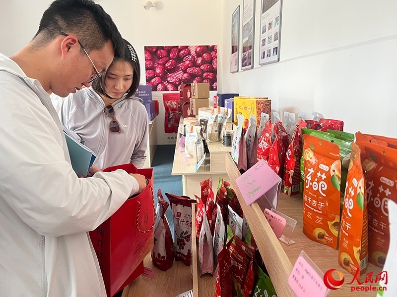 消費(fèi)者在選購(gòu)產(chǎn)品。人民網(wǎng)記者 常雪梅攝