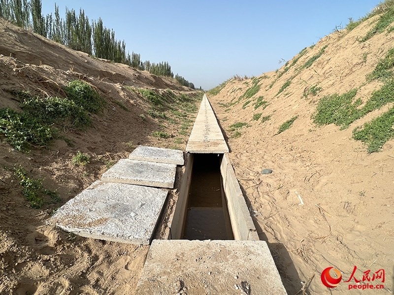 打開蓋板，可見水在寬一米、深一米的渠道內(nèi)暢通流過。人民網(wǎng)記者 常雪梅攝