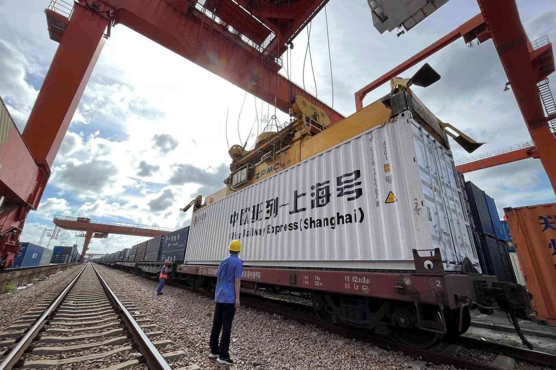 鐵路上海貨運中心閔行站貨場內(nèi)，吊機(jī)在貨運員的監(jiān)裝下進(jìn)行裝車落箱作業(yè)。人民網(wǎng) 皇甫萬里攝