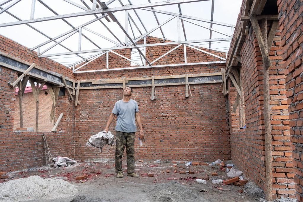 近日，在黑龍江省尚志市老街基鄉(xiāng)基豐村，村民劉環(huán)茂查看新建的房屋。新華社記者 謝劍飛 攝