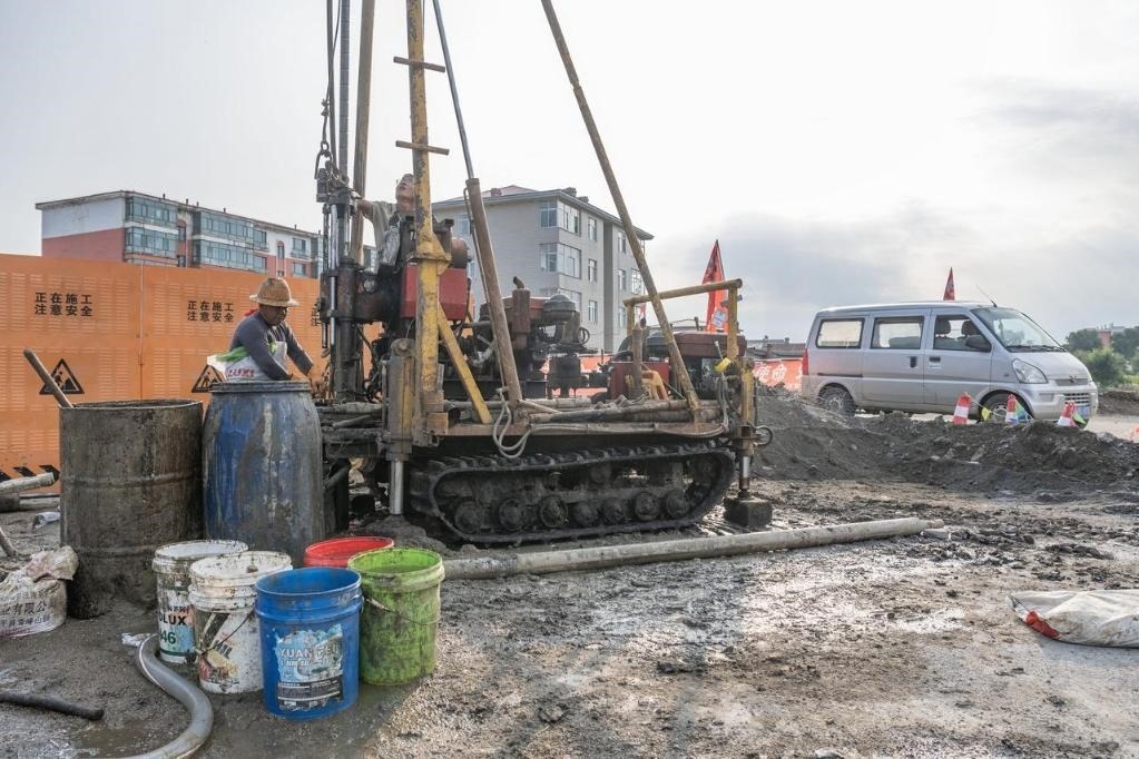 近日，在黑龍江省尚志市老街基鄉(xiāng)，施工人員正在作業(yè)。新華社記者 謝劍飛 攝