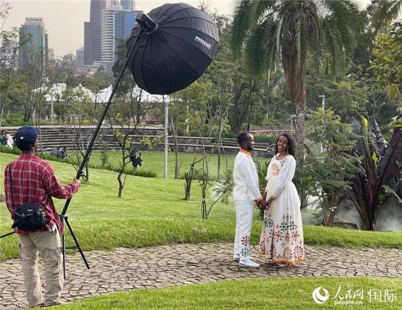 一對新人在友誼廣場拍照。人民網記者 趙艷紅攝