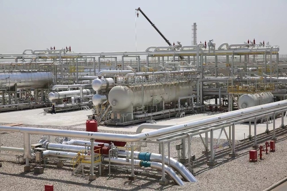 圖為位于伊拉克米桑省阿瑪拉市，由中國石油、道達爾、馬來西亞石油合資建設的哈法亞油田油氣處理站。中國石油哈法亞公司/供圖