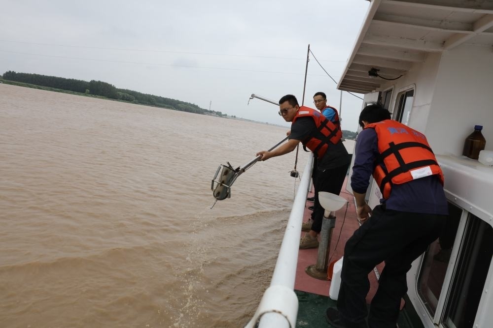 2023年6月29日，調水調沙期間，黃河下游利津水文站工作人員在進行取沙作業(yè)。新華社記者 劉詩平 攝