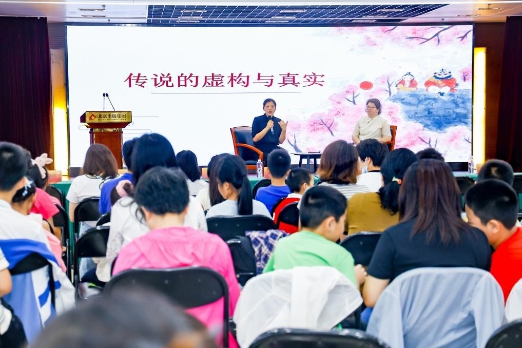 經(jīng)典閱讀進(jìn)社區(qū)——十月少年文學(xué)創(chuàng)享會走進(jìn)裕中東里。主辦方供圖