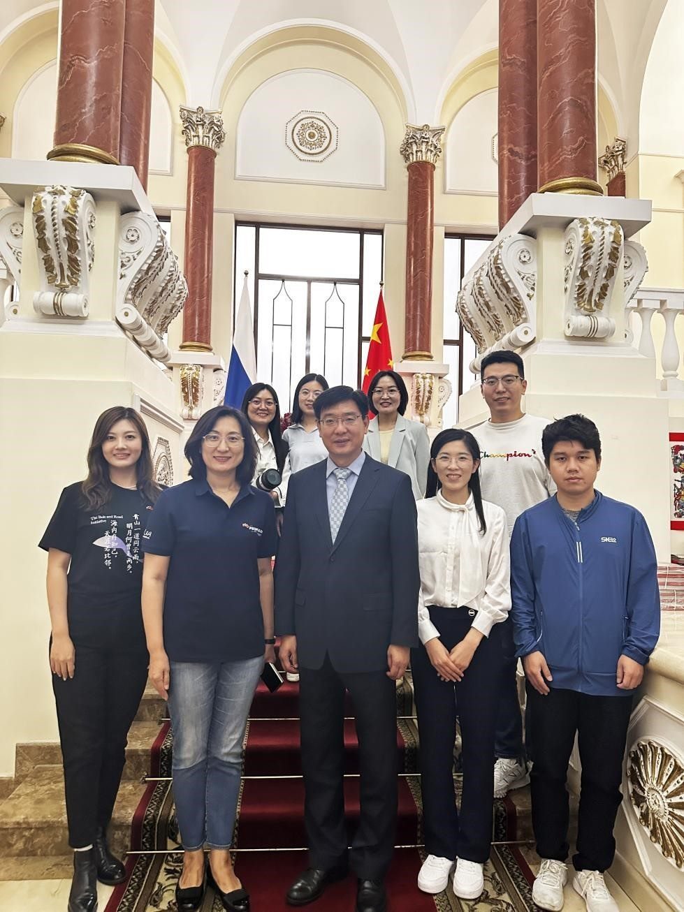 中國駐俄羅斯大使館公使銜文化參贊、莫斯科中國文化中心主任封立濤（前排中）與人民網(wǎng)記者合影。