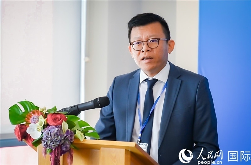 圖為中遠海運(歐洲)公司副總裁李震宇致辭。人民網(wǎng) 郭錦標攝