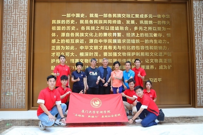 潘維廉和實踐隊師生在昌吉州博物館合影。主辦方供圖