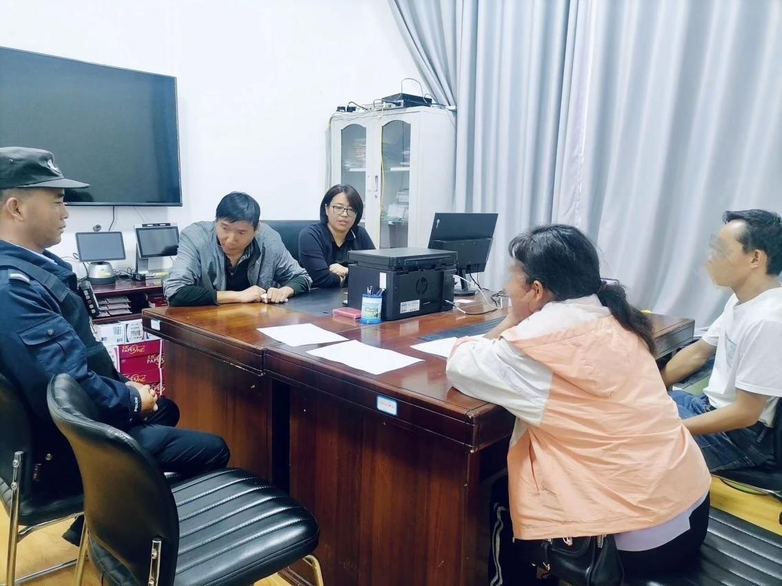 2023年8月4日，和立峰（左二）在調(diào)解一起家庭婚姻糾紛。受訪者供圖