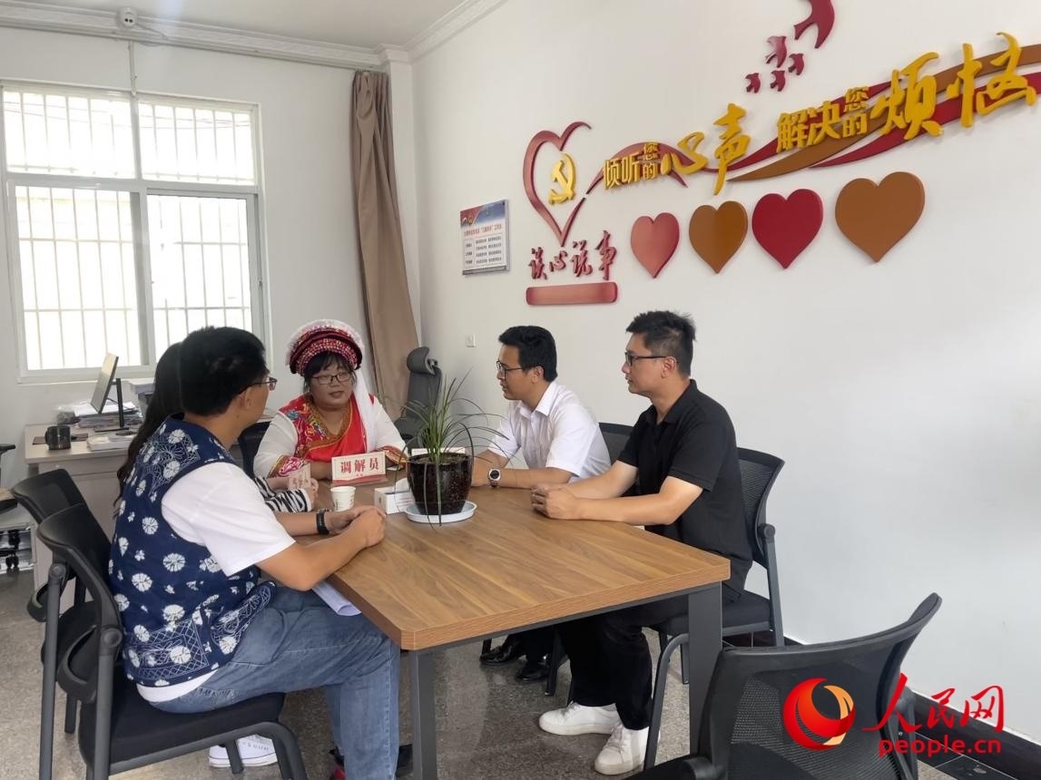 李雪娟（右三）和群眾交流。人民網(wǎng) 周靜圓攝