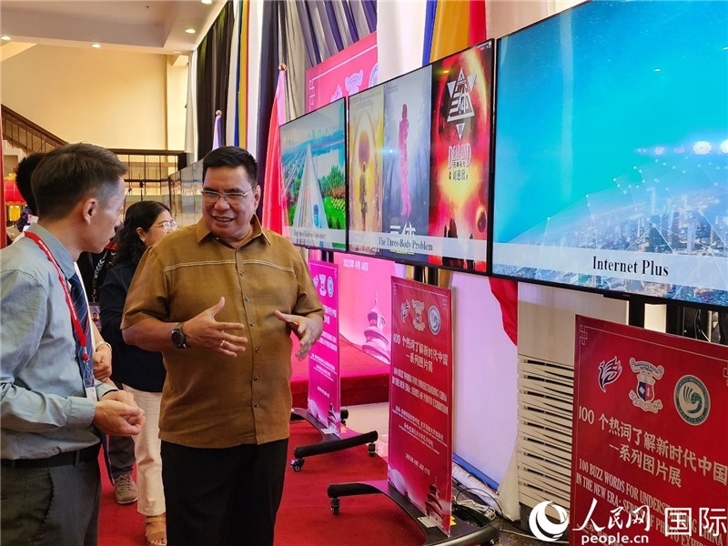 圖為菲律賓國家圖書館館長阿德里亞諾參觀新時代中國圖片展。人民網(wǎng)記者樊帆攝