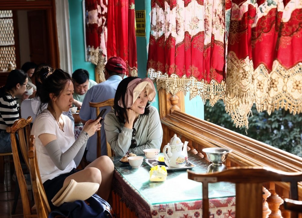 游客在新疆喀什古城景區(qū)百年老茶館內(nèi)品茶小憩（2023年9月7日攝）。新華社記者 蘭紅光 攝