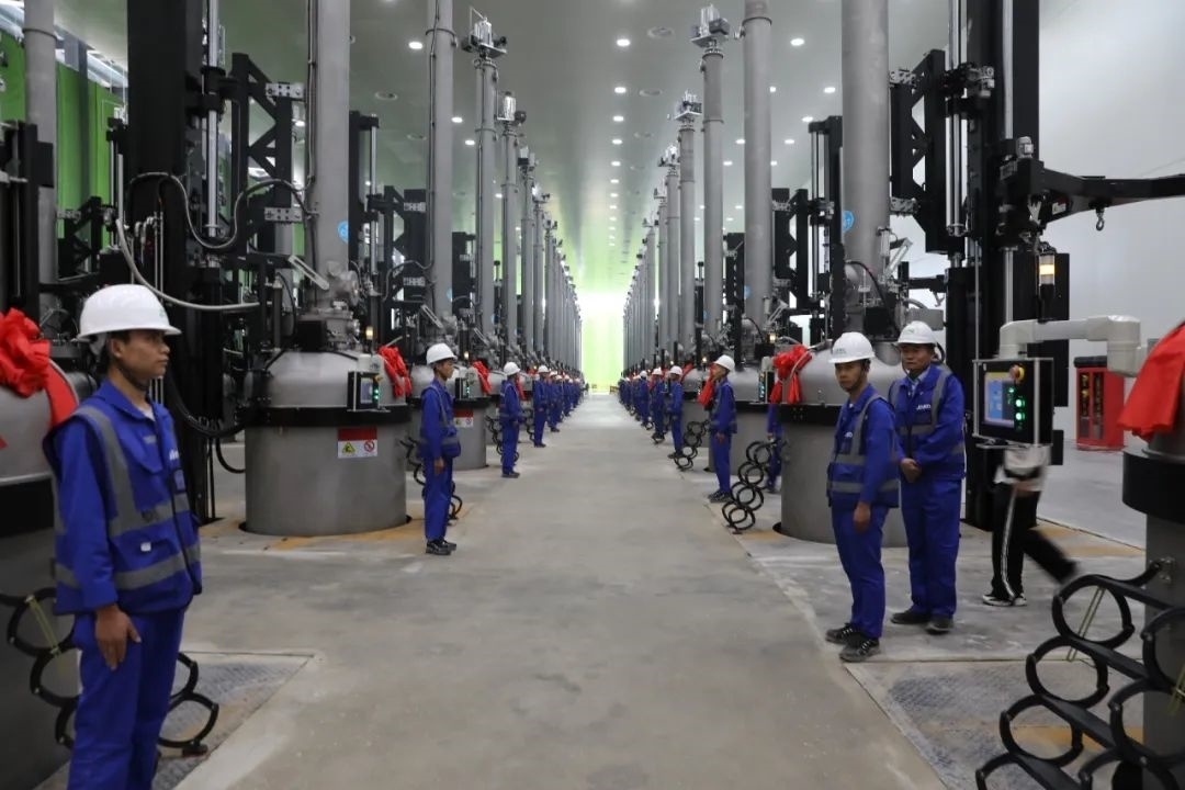 晶科能源二期20GW拉棒切方項(xiàng)目投產(chǎn)現(xiàn)場。南川工業(yè)園區(qū)管委會供圖