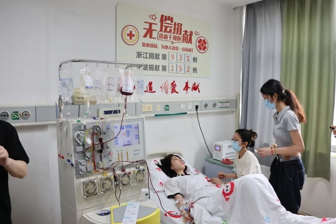 陸冰冰（右三）捐獻(xiàn)185毫升造血干細(xì)胞。受訪者供圖