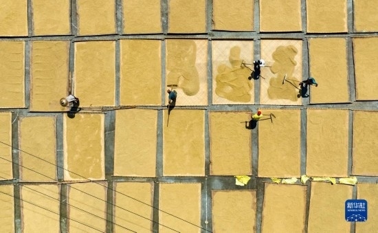 9月16日，在湖南省懷化市通道侗族自治縣萬佛山鎮(zhèn)溪上村，村民在晾曬稻谷（無人機照片）。