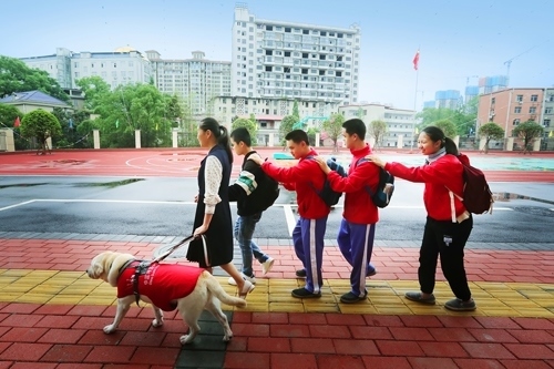 賈君婷仙送同學到校門口 彭學平攝