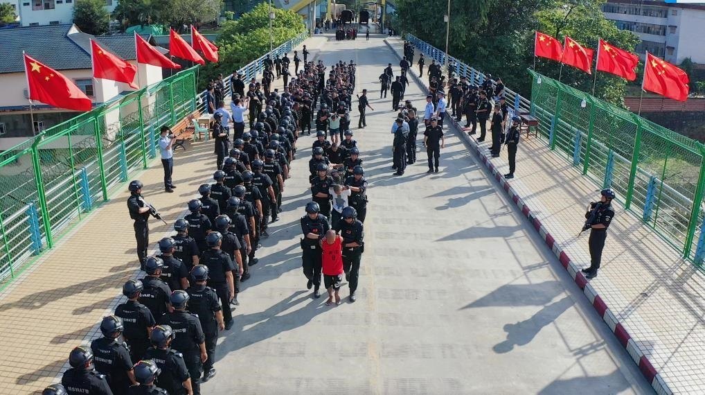 圖為涉詐犯罪嫌疑人移交我方。