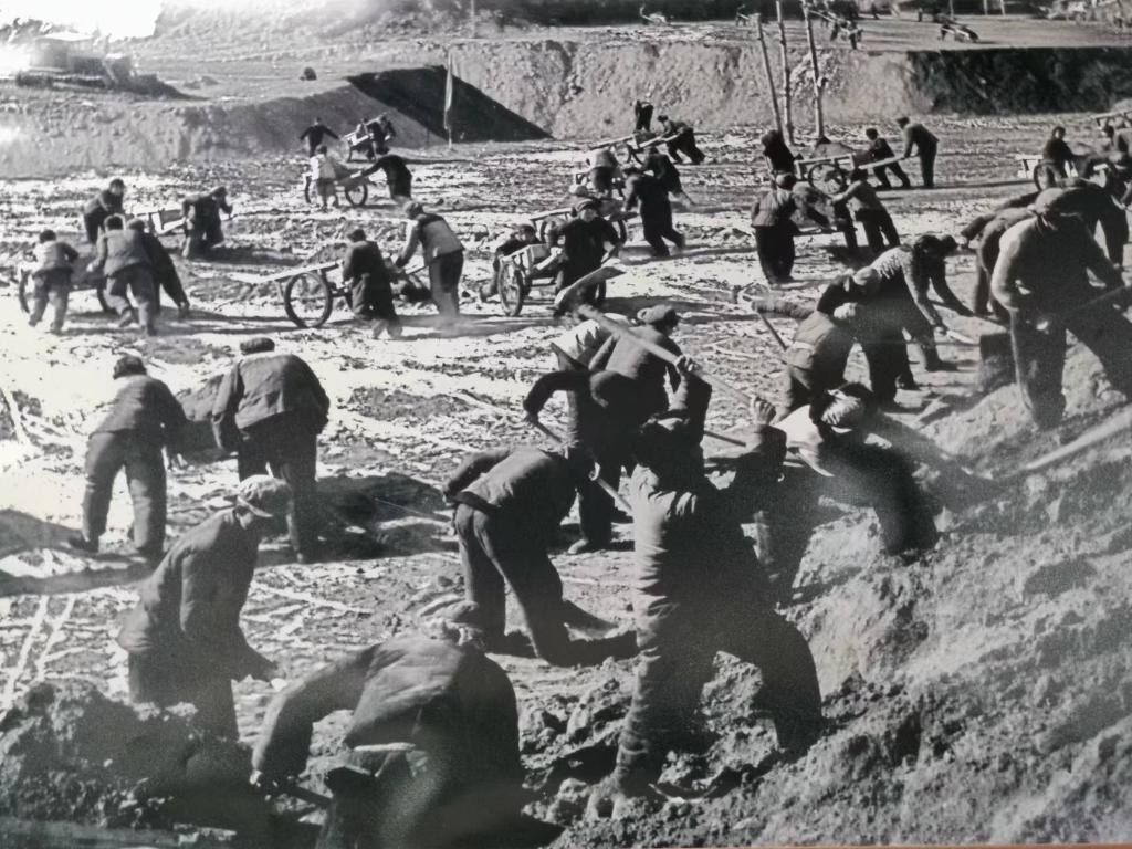 20世紀(jì)70年代，高西溝人治理水土流失場景。（資料圖片）